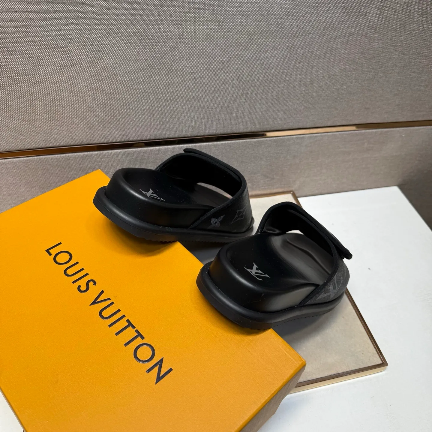 ⬛️Men's shoes 💰p320 [LV～] Men's casual slippers 2025z cabinet sales simultaneously 🔶Size: 38-44 #️⃣ 🔷3 colors🔜The upper is made of multi-material splicing ➕Genuine leather lining, comfortable and breathable, sole: original comfortable and wear-resistant outsole, ⚠️real thing📱photographed🎬real thing is better📢📢📢